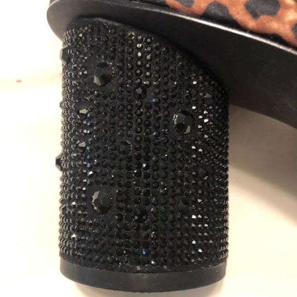 Betsey Johnson Leopard Pointed Toe Cylinder Heel - Picture 3 of 5